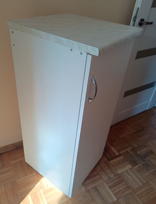Szafka z półkami zamykana