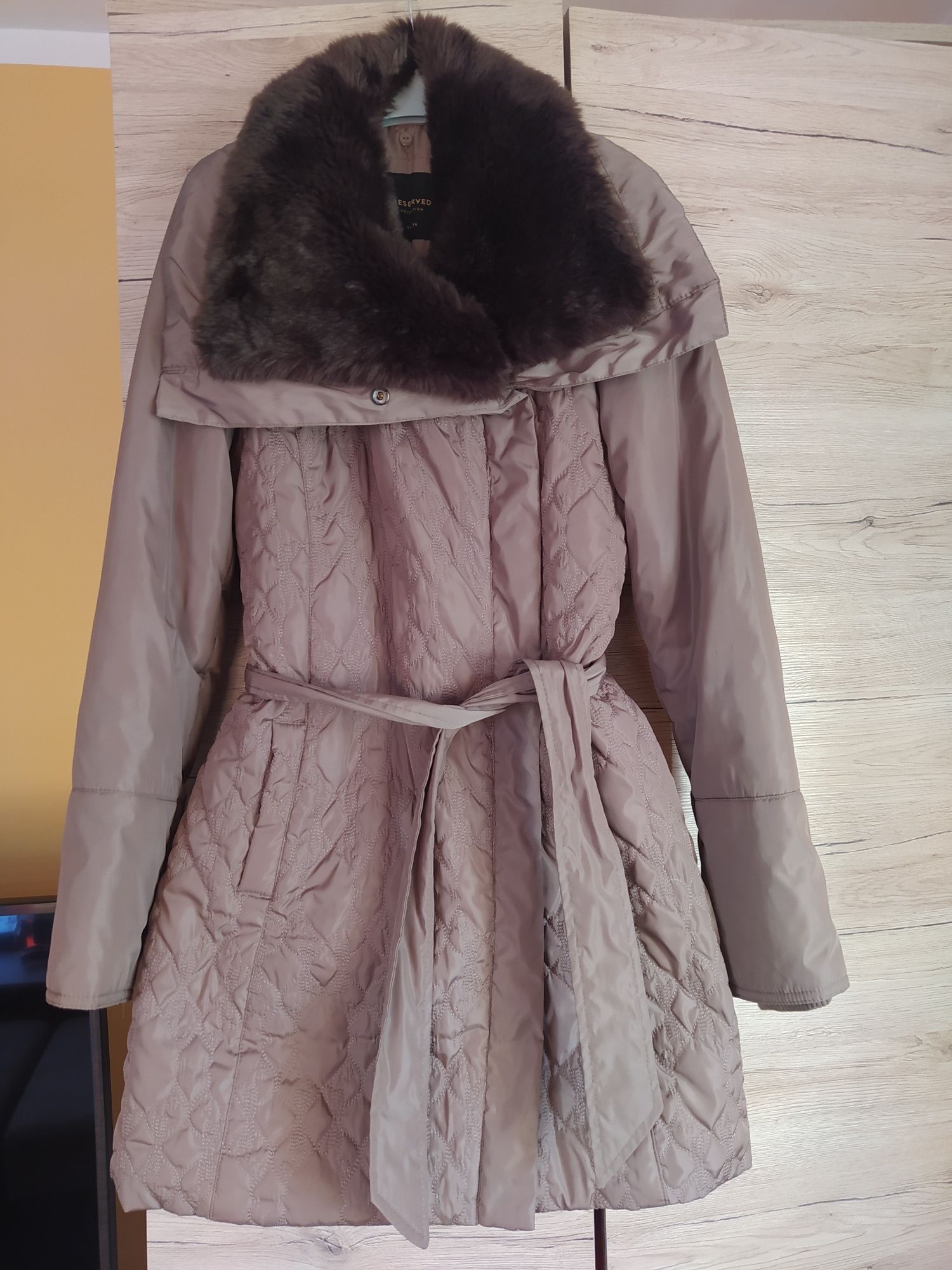 Długa kurtka Reserved ciepła z paskiem beżowa 36