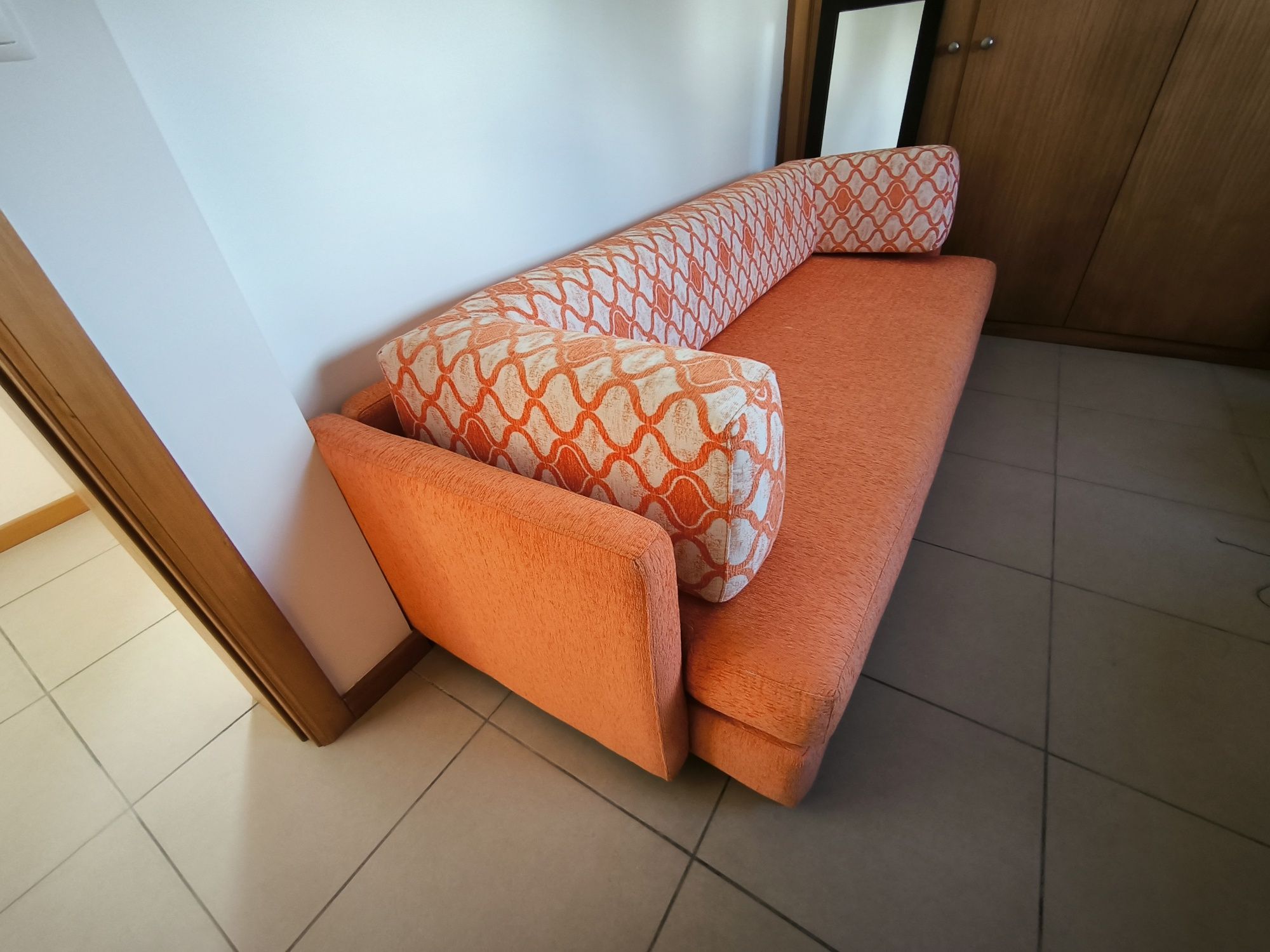 Sofá cama vintage robusto e confortável