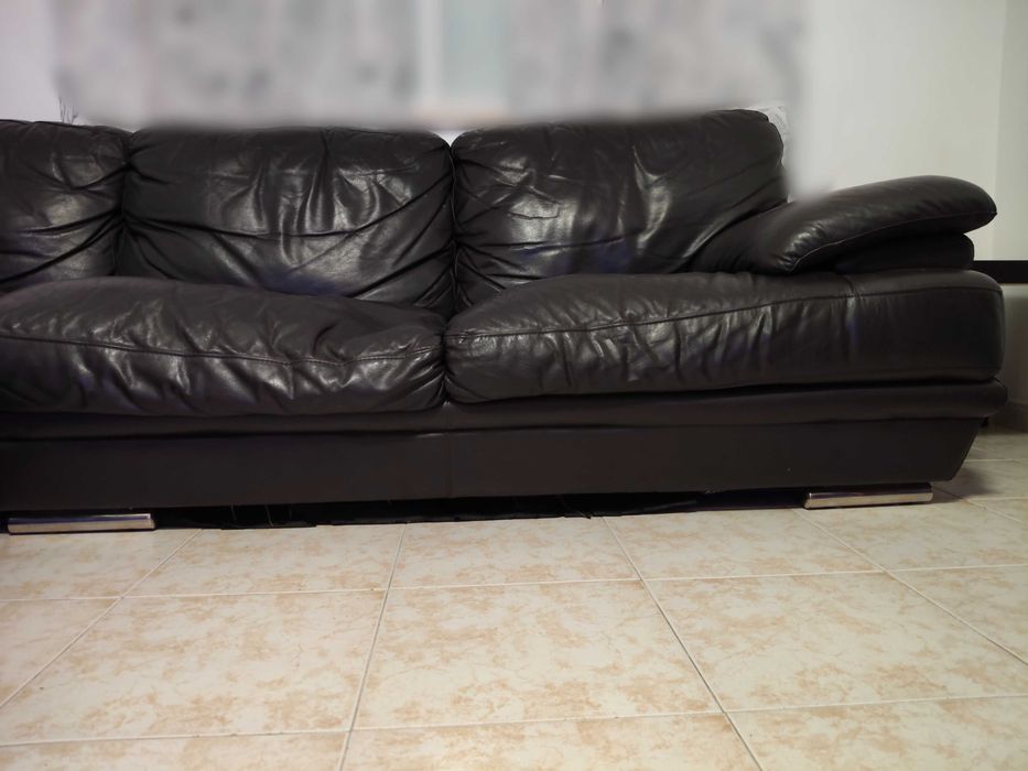 Sofá de pele,preta,usada.263 x 195 x 90