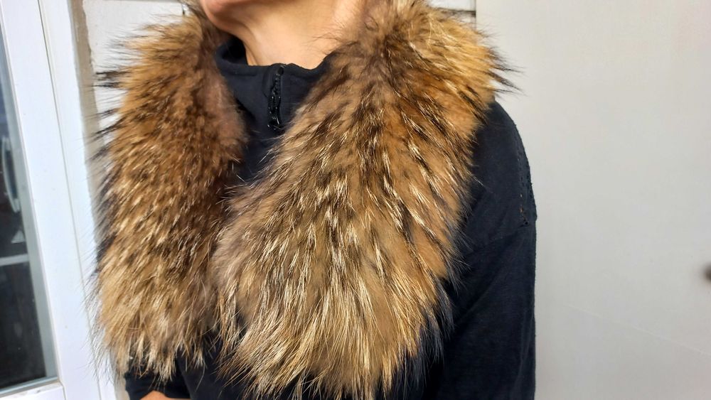 Меховой воротник.