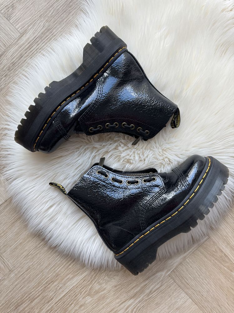 Dr. Martens lakierowane czarne na platformie zamki platforma