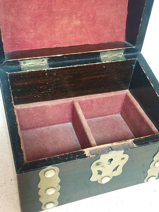 Antiga caixa caddy de chá em madeira, latão e madrepérola