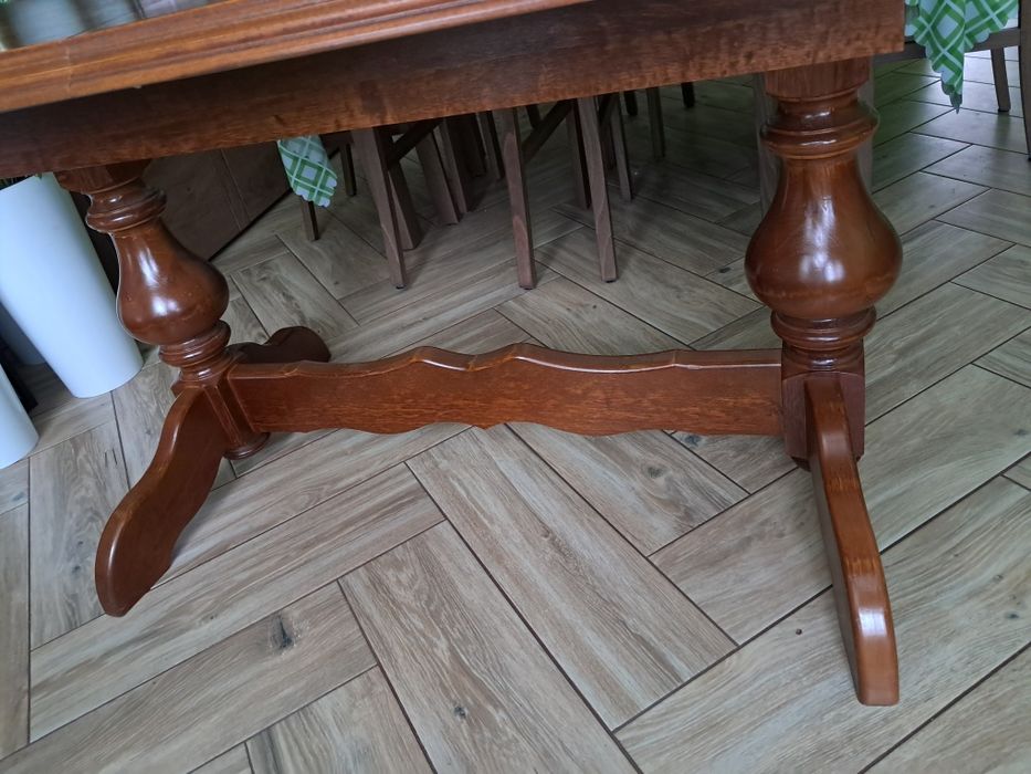 Duży masywny rozkładany stół