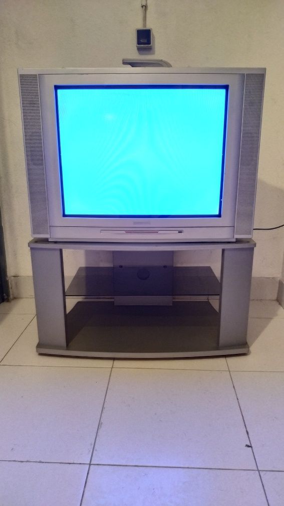 Vendo TV Grundig STF 72-2002/8 Text com móvel próprio