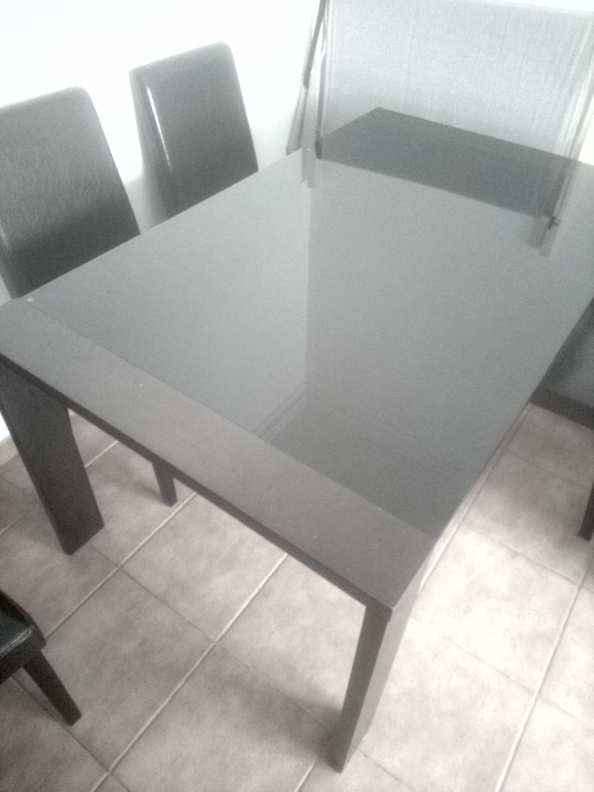 Vendo mesa de Vidro extensível com 4 cadeiras de pele