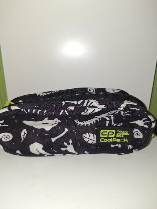 piórnik szkolny z dinozaurami