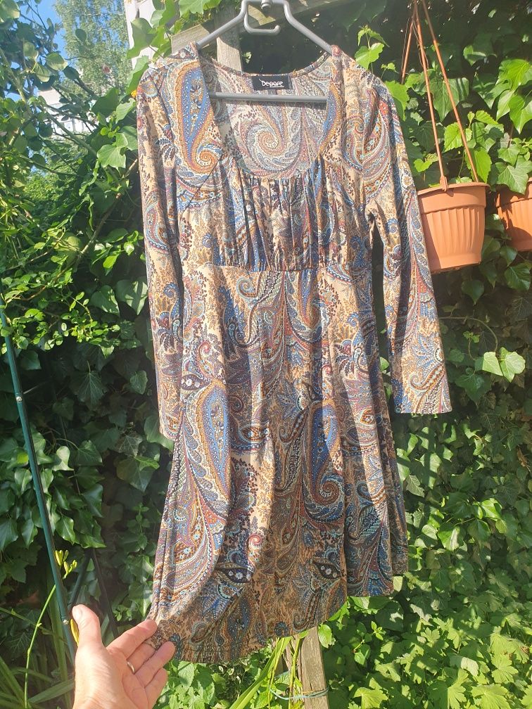 Sukienka we wzory paisley