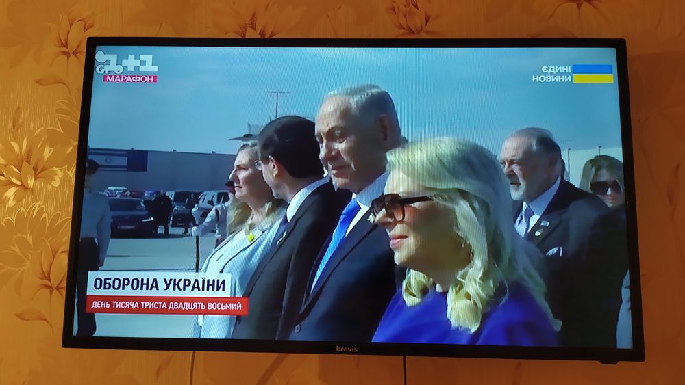 Телевізор bravis з кріпленням на стіну