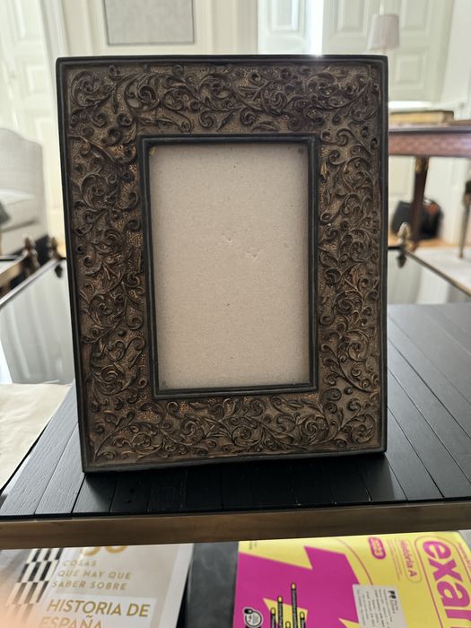 Moldura com alto relevo de casa de decoração