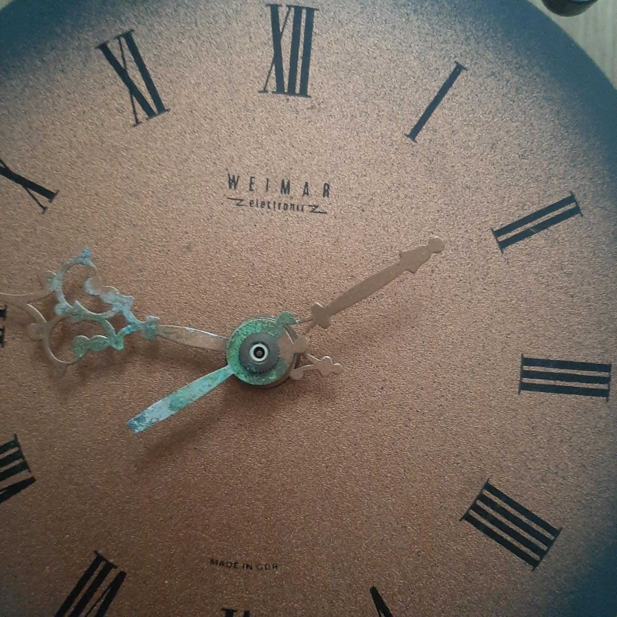 Metalowy zegar  WEIMAR QUARTZ produkcji DDR