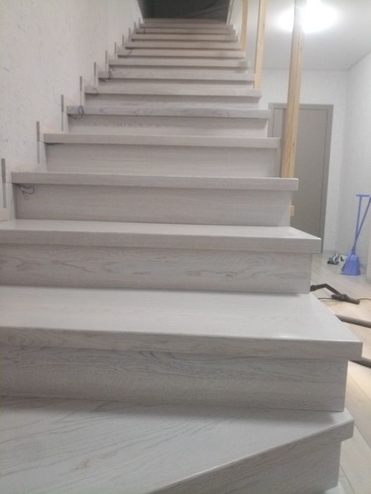 Trep z dębu. Schody dębowe. Schody na zamówienie. Blat dębowy