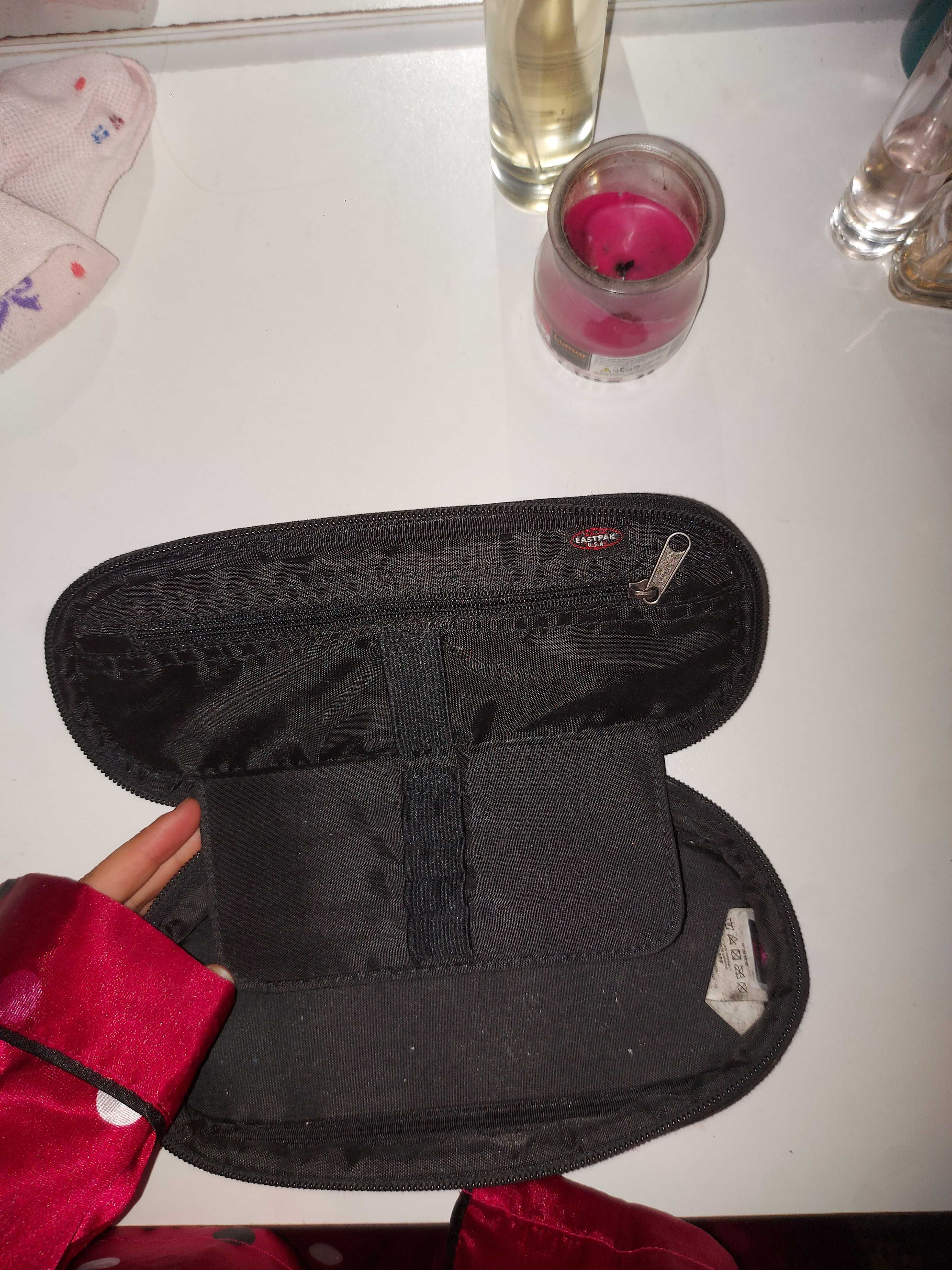 Estojo preto eastpack