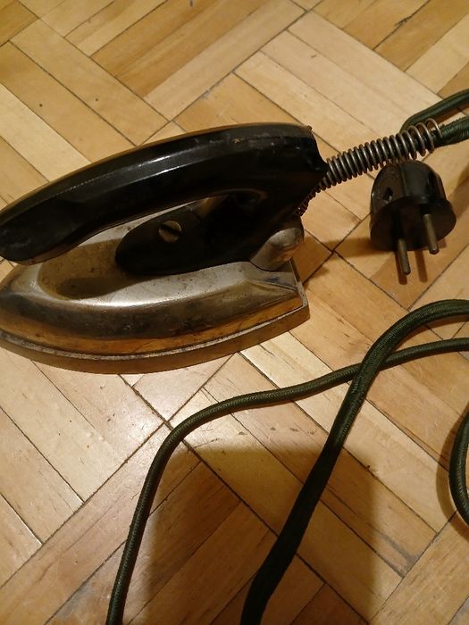 Małe metalowe żelazko PRL