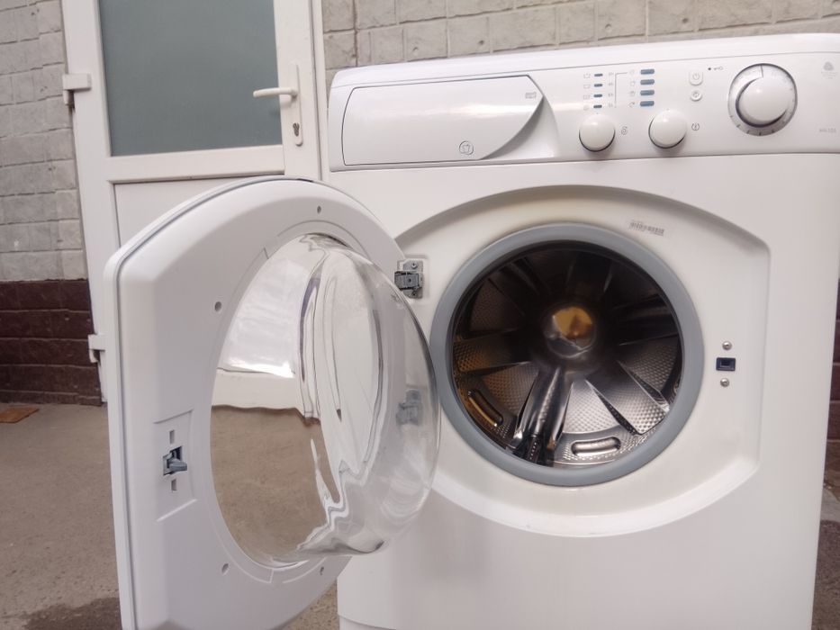 Стиральная машина Ariston AVL105