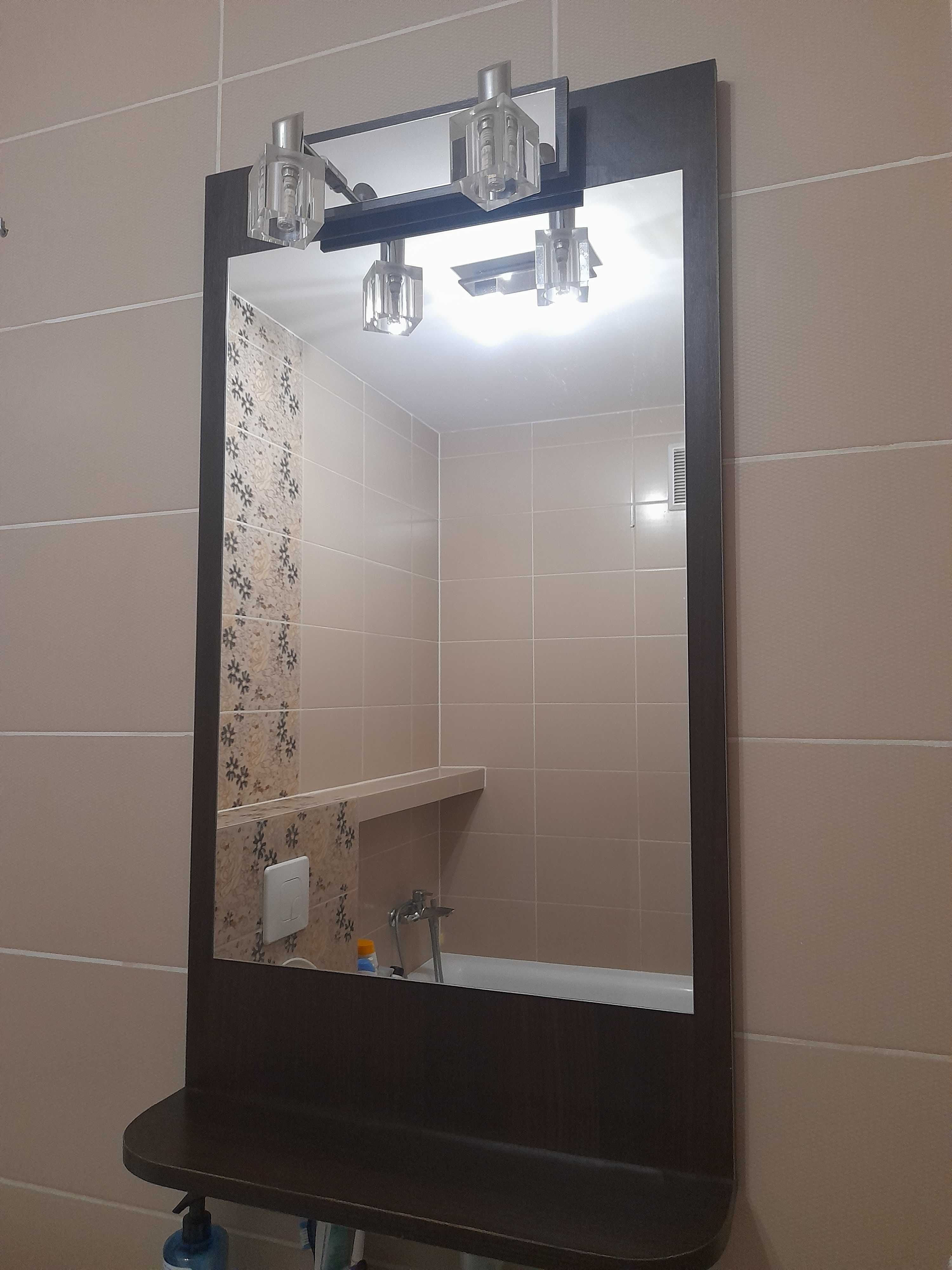 Lustro na drewnie z półeczką dodatkowo światełka
