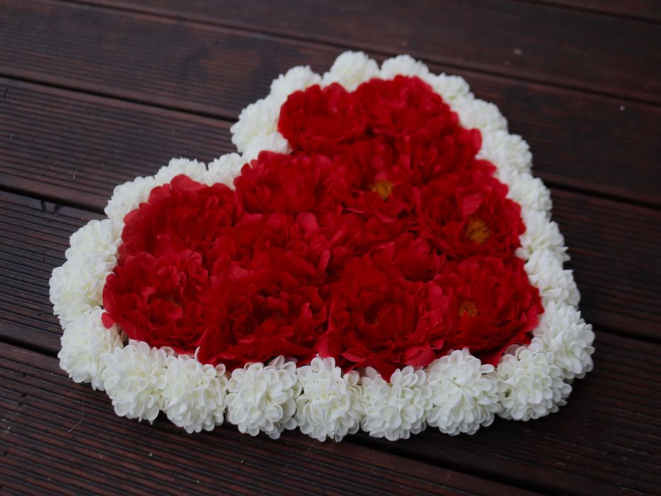 Duże serce z kwiatów na grób, wieniec, róże czerwone, białe, wiązanka