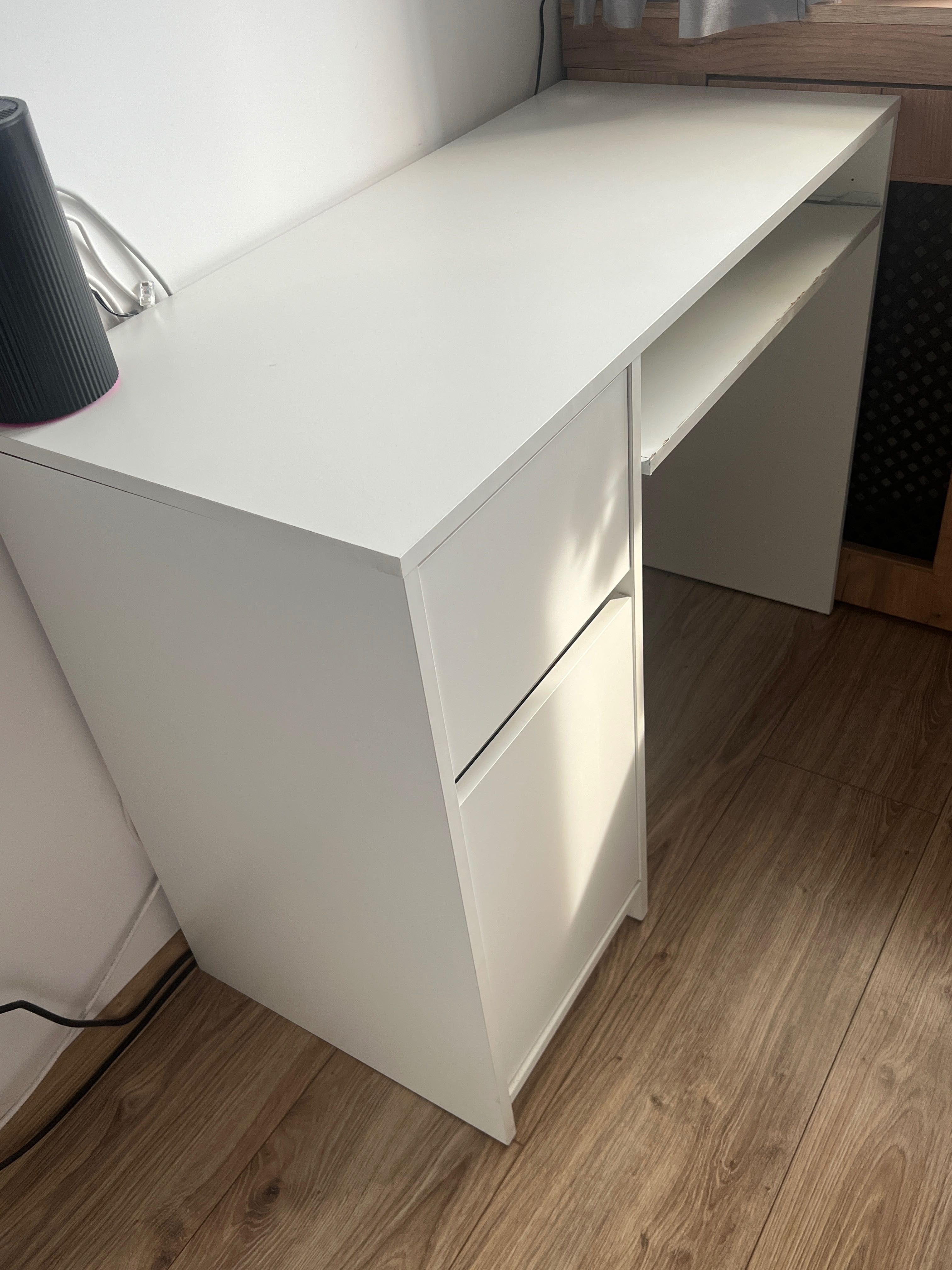 Białe biurko ikea do komputera