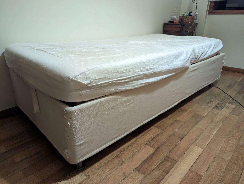 Cama com arrumação (sommier) e colchão