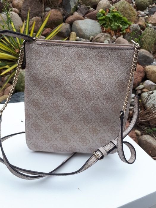 Torebka listonoszka GUESS kremowa jasna monogram