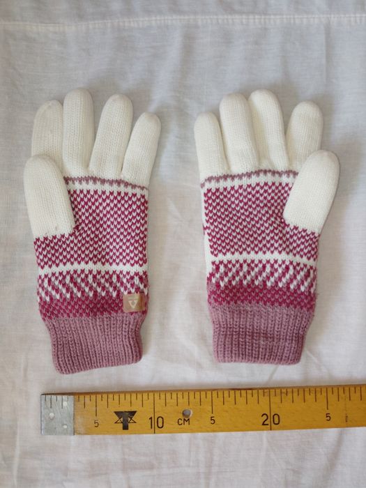 Продається комплект зимового жіночого одягу, шапка, печатки, шарф.