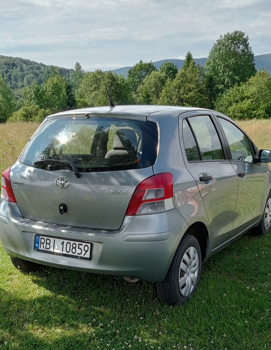 Toyota Yaris.     2010 r.