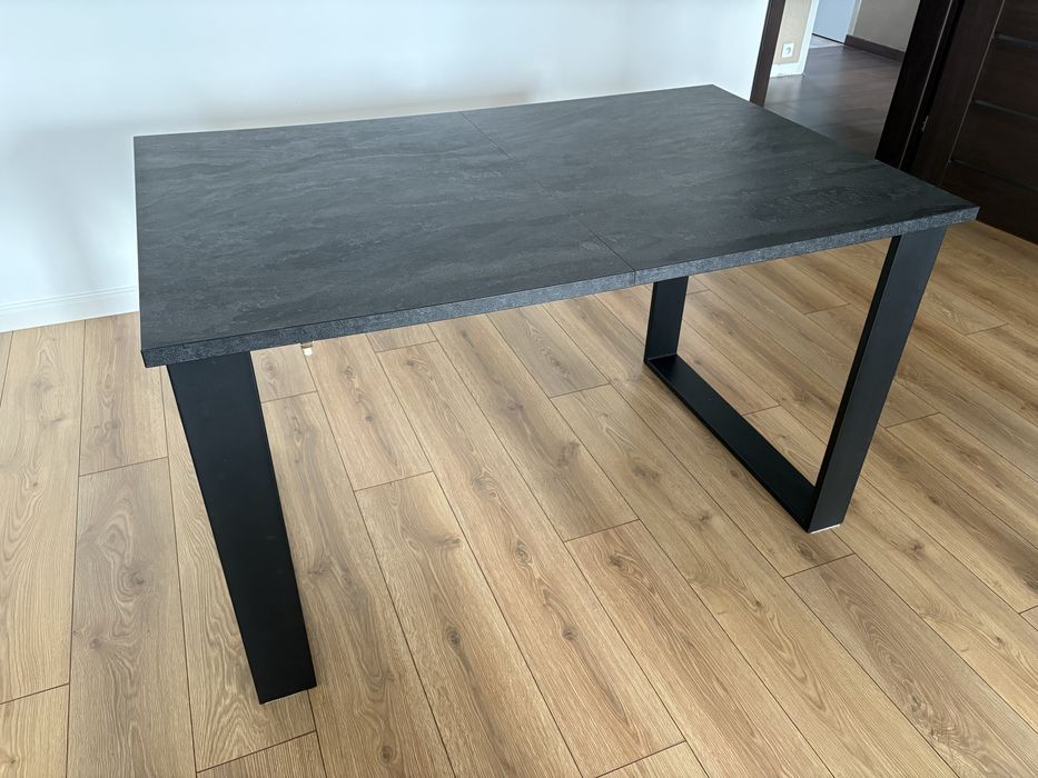 Stół rozkładany z metalowymi nogami