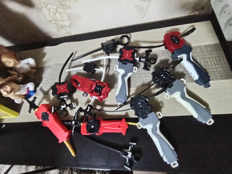 Колекція іграшок Бейблейд (Beyblade) та пускових пристроїв з ареною