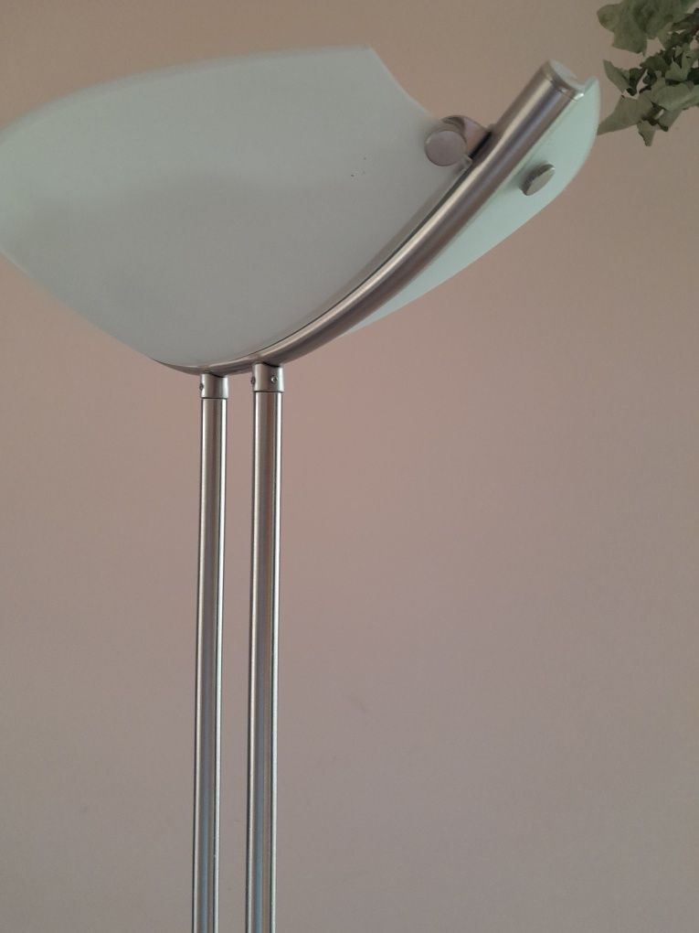 Lampa używana z uszkodzonym szklem