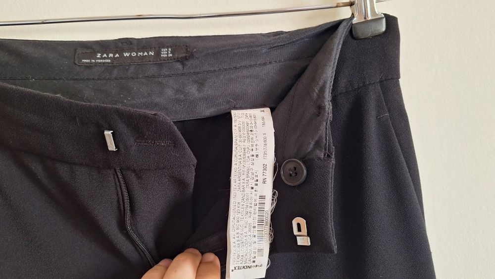 Calças Pretas de Corte Fluído ZARA

Tamanho S

Usadas umas 5 vezes

Al