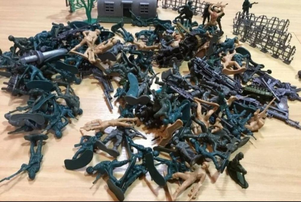 Lote de 150 miniaturas militares