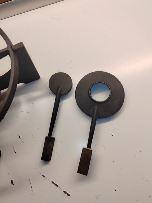 Stary żeliwny podgrzewacz