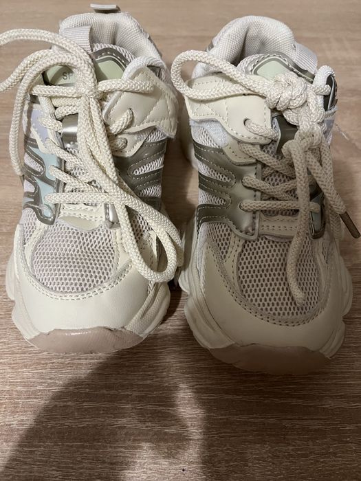 Кросівки на дівчинку 32 розмір,устілка 19 см