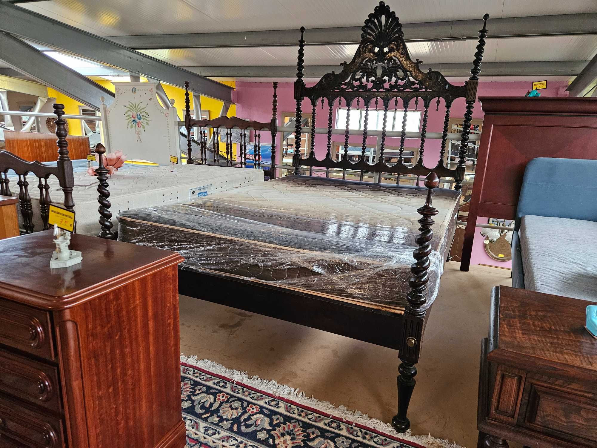 Cama com estrado e colchão - Muito bom estado geral