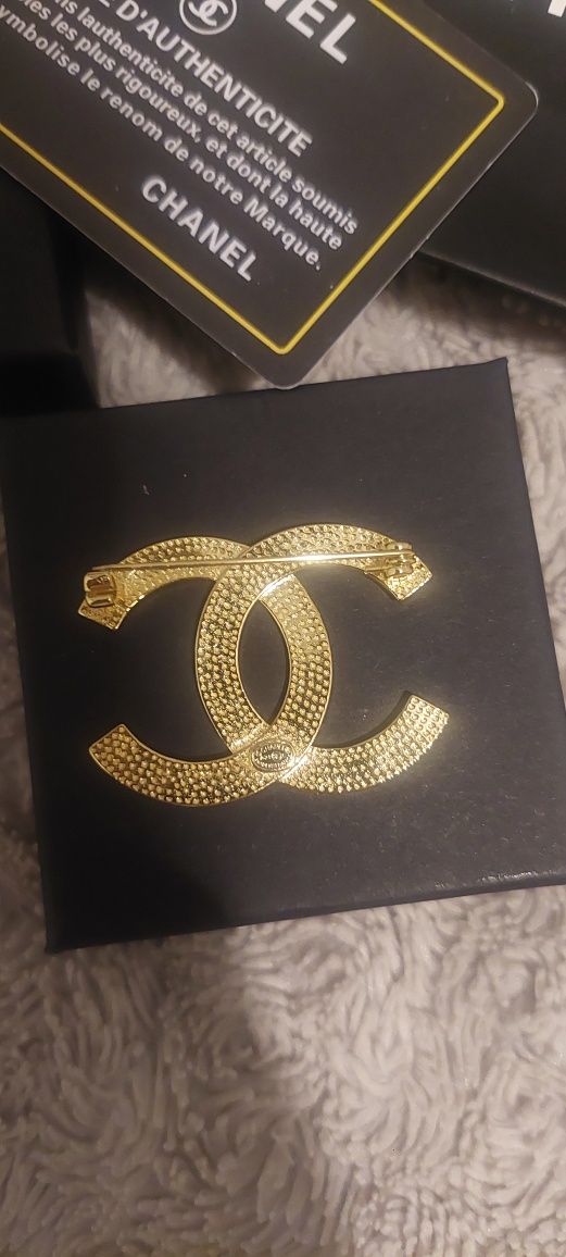 Broszka chanel cc