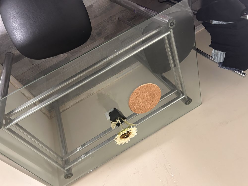 Mesa de vidro de quatro lugares