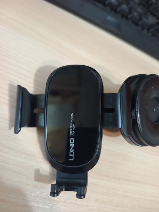 Автотртмач з бездротовою зарядкою LDNIO