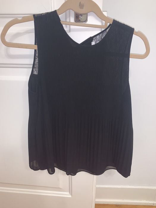 Top preto com renda e manga à cava