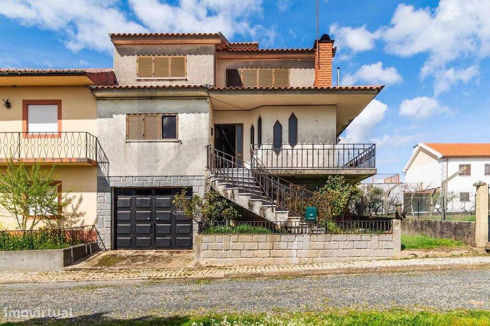 Moradia T5 no centro de Tó (Mogadouro)