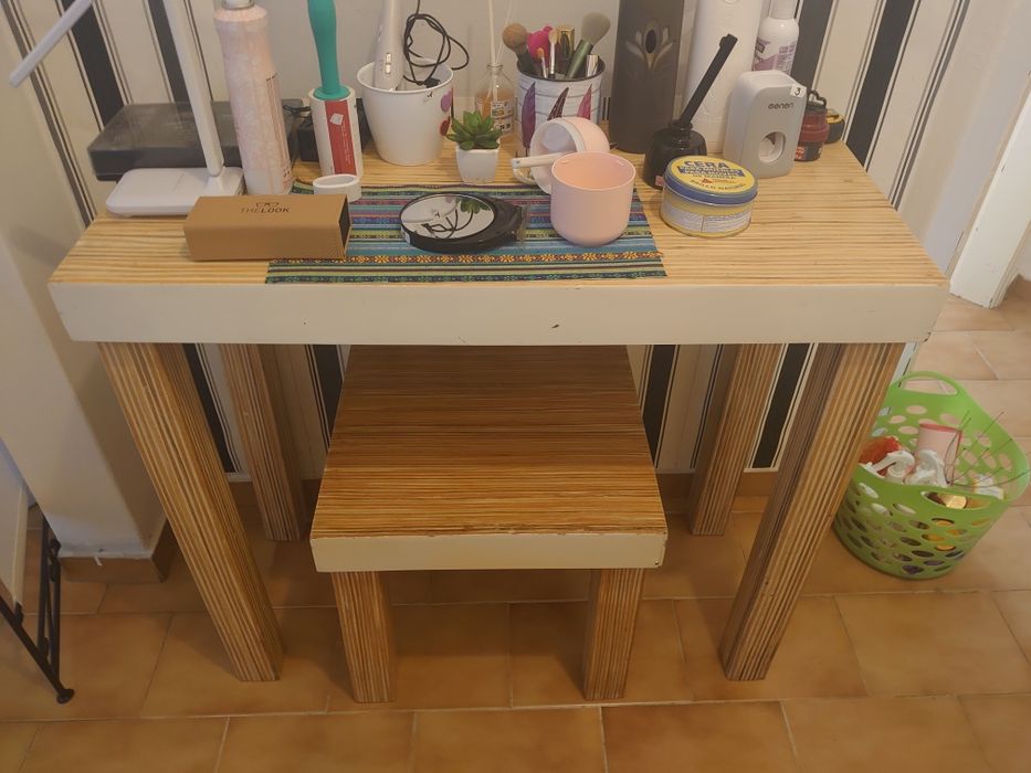 Móvel de decoração e uma pequena