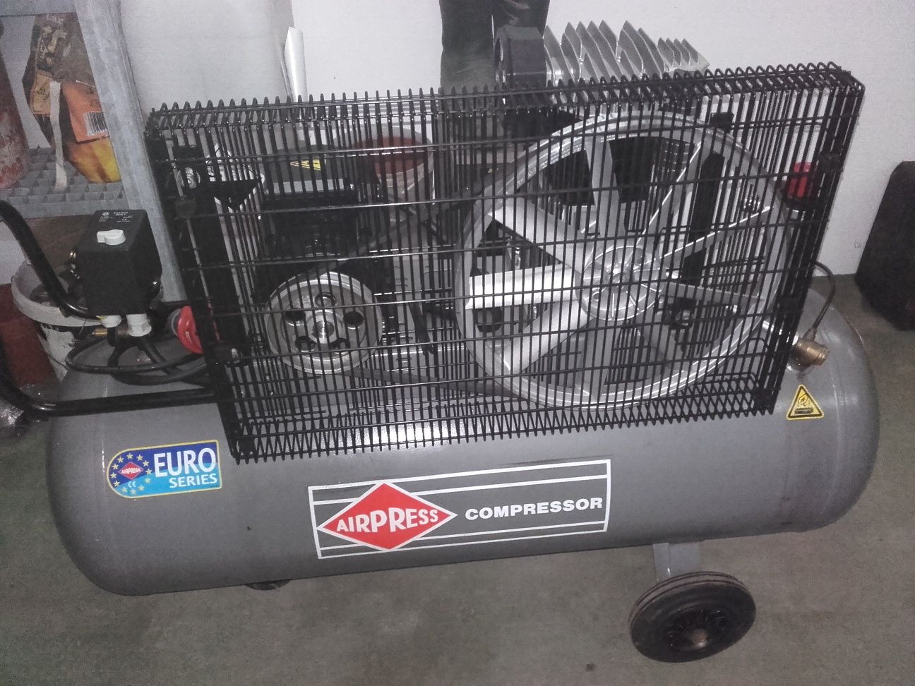 Kompresor HL 425-150 Pro 150 l 317 l/min 10 bar 3 KM 2.2 kW Dwutłokowy