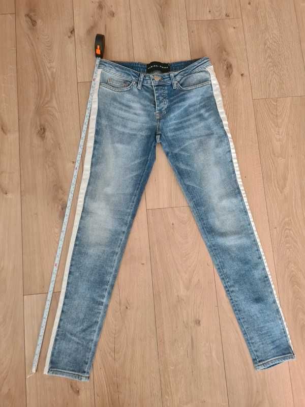 Jasnoniebieskie jeansy Criminal Damage o obcisłym kroju z lampasami