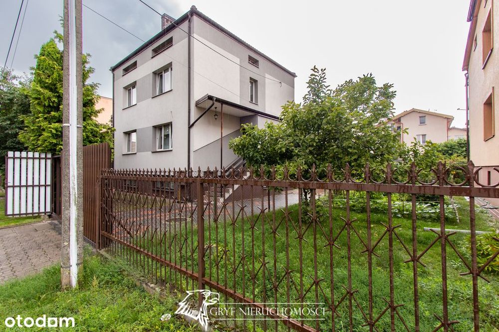 - 2 piętrowy dom wolnostojący z dwoma garażami -