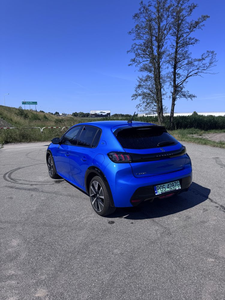 Peugeot e208. 2022r