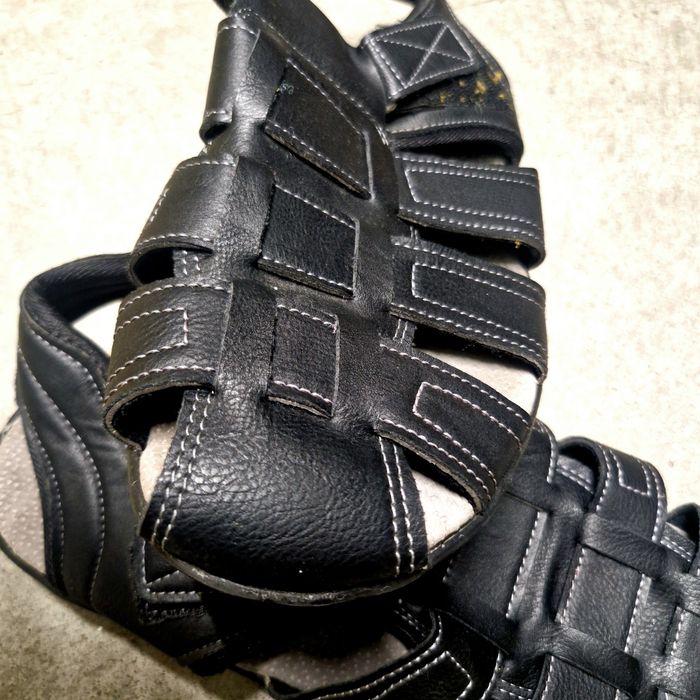 Sapatos tênis sandálias de homem com uso raramente
N 45 pele natural
C