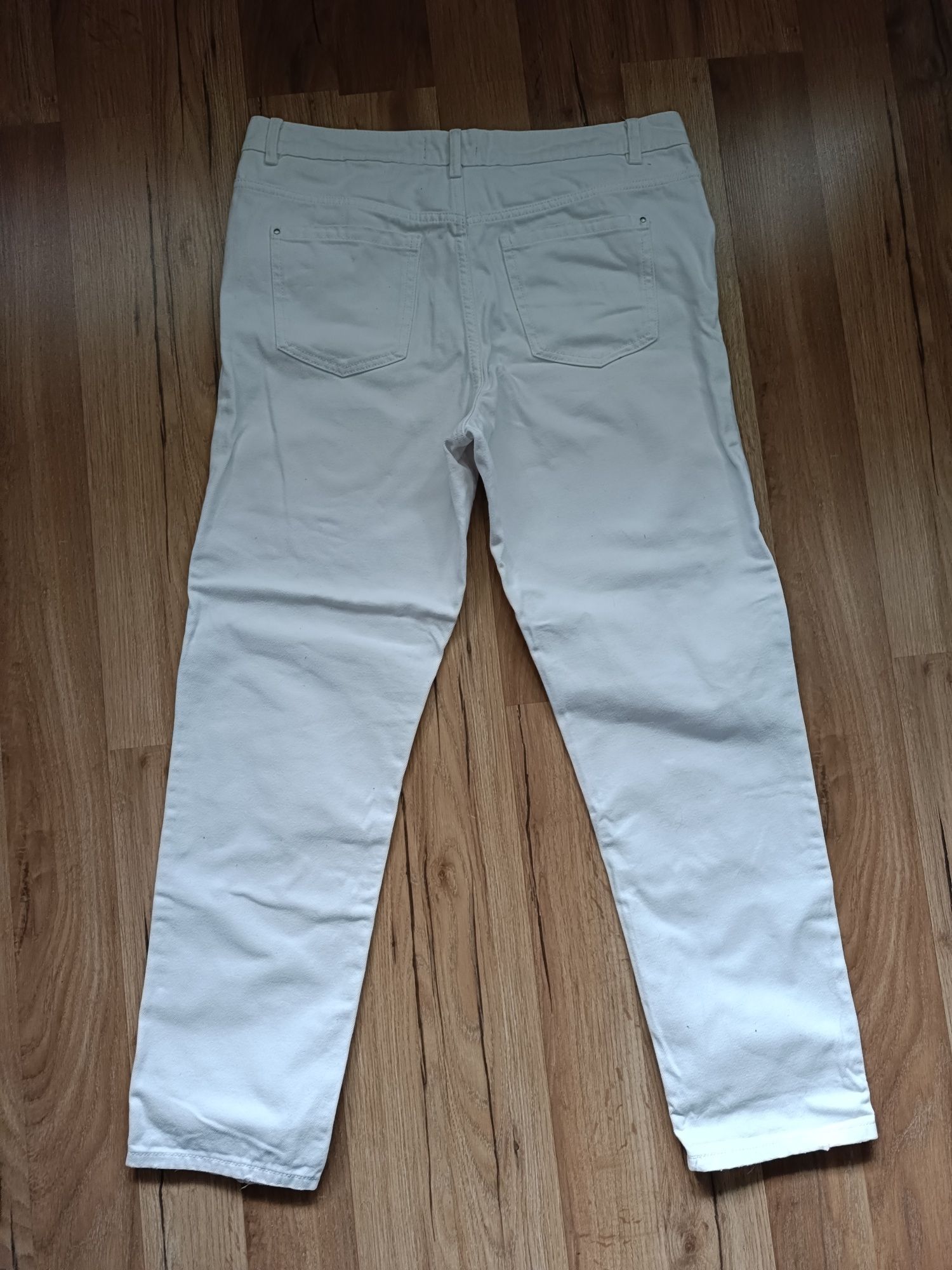 Mohito białe jeansy z rozdarciami