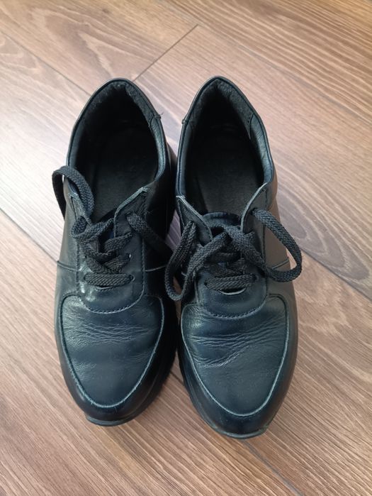 Жіночі кросівки шкіряні