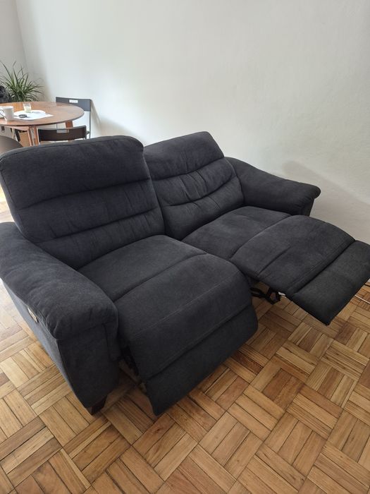 Sofa dois lugares reclinável elétrico, com apoio para os pés