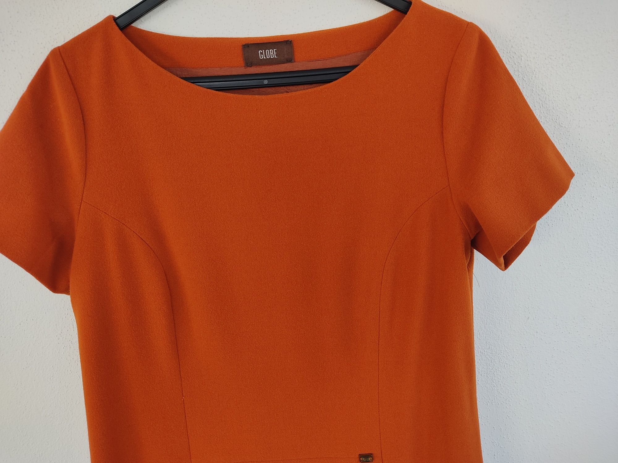 Vestido laranja, Globe