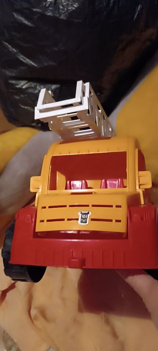 Огромная машина с лестницей